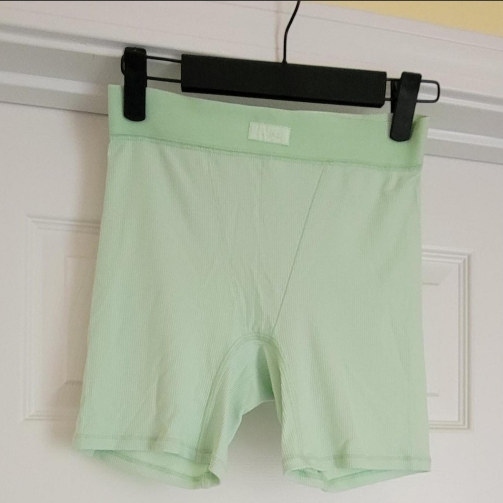 SKIMS Women's Rare Honeydew Soft Lounge Boxers - SIZE S